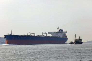 İSTANBUL, Turkey - 06 Ekim 2020. Büyük Ham Petrol Tankeri ve Boğaz 'da yelken açan küçük bir gemi. İstanbul, Türkiye.