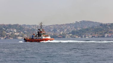 İSTANBUL, Turkey - 06 Ekim 2020. Boğaz Boğazı 'ndaki kırmızı gemi. Asyalı tarafına bak. İstanbul, Türkiye.