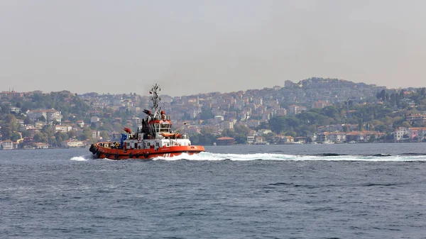 İSTANBUL, Turkey - 06 Ekim 2020. Boğaz Boğazı 'ndaki kırmızı gemi. Asyalı tarafına bak. İstanbul, Türkiye.