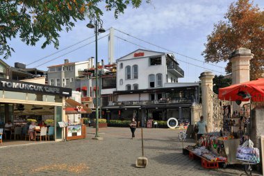 İSTANBUL, Turkey - 06 Ekim 2020. Sonbaharda Ortakoy Meydanı 'nda. Beşiktaş ilçesi, İstanbul kenti.