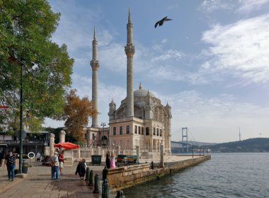 İSTANBUL, Turkey - 06 Ekim 2020. Ortakoy rıhtım meydanında Osmanlı Neo-Barok tarzı Ortakoy Camii 'nin manzarası. Beşiktaş ilçesi, İstanbul kenti, Türkiye.