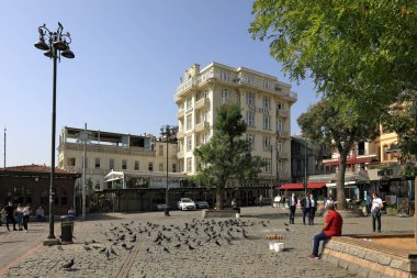 İSTANBUL, Turkey - 06 Ekim 2020. Coronavirüs salgını sırasında güneşli bir sonbahar gününde Ortakoy Meydanı 'nda. Beşiktaş ilçesi, İstanbul kenti.