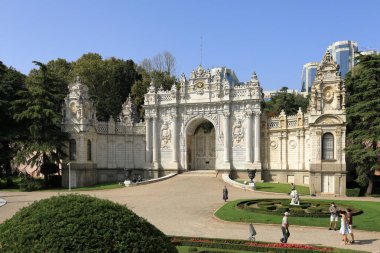 İSTANBUL, Turkey - 06 Ekim 2020. Dolmabahce Sarayı. Dolmabahce Caddesi 'ndeki Sultan' ın Kapısı 'nın iç cephesi. Beşiktaş ilçesi, İstanbul kenti, Türkiye.