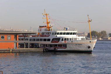 Golden Horn 'daki Karakoy iskelesinde yolcu gemisi. İstanbul, Türkiye.