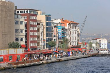 İSTANBUL, Turkey - 06 Ekim 2020. Rihitim Caddesi seti, Galata Köprüsü 'nden görüldüğü gibi. İstanbul 'un Beyoğlu ilçesine bağlı Karaköy mahallesi, Türkiye.