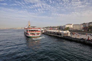 İSTANBUL, Turkey - 06 Ekim 2020. Galata Köprüsü 'nden görüldüğü üzere, Golden Horn' da bir yolcu gemisi. Feribot terminalinin görüntüsü. Eminonu ilçesi, İstanbul, Türkiye.