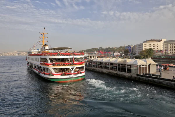 Istanbul Turkey Октября 2020 Пассажирское Судно Золотом Роге Видно Моста — стоковое фото