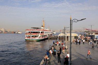 İSTANBUL, Turkey - 06 Ekim 2020. Golden Horn 'daki yolcu gemisi, Galata Köprüsü' nden görüldüğü gibi. Eminonu İskelesi Kadikoy manzarası. İstanbul, Türkiye.