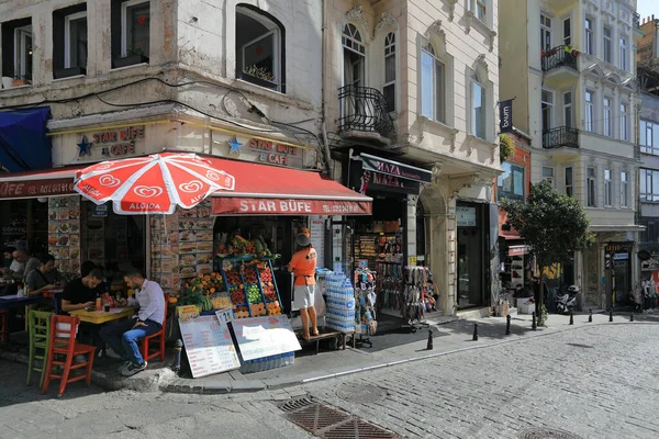 伊斯坦布尔 土耳其 2020年10月7日 Galip Dede街拐角处的户外咖啡店土耳其伊斯坦布尔市Beyoglu区 — 图库照片