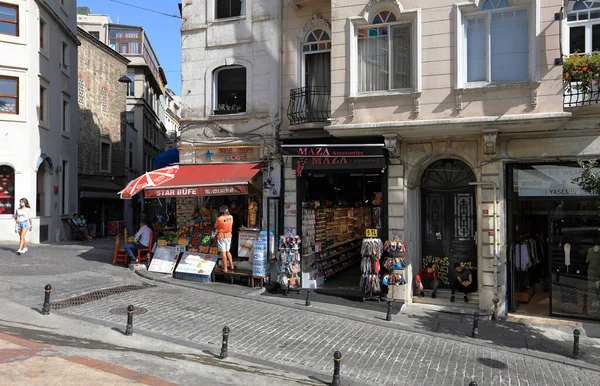 Galip Dede街有很多商店和餐馆土耳其伊斯坦布尔. — 图库照片