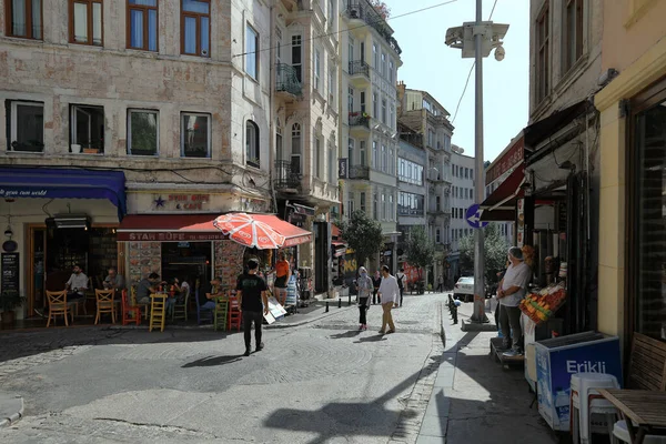 伊斯坦布尔 土耳其 2020年10月7日 拐角处的户外咖啡馆 大流行期间的Galip Dede街土耳其伊斯坦布尔市Beyoglu区 — 图库照片