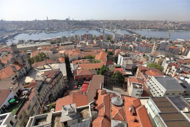İSTANBUL, TÜRKÇE - 07 Ekim 2020. Galata Kulesi 'nden görüldüğü gibi İstanbul' un silüeti. Altın Boynuz 'un manzarası. İstanbul, Türkiye.