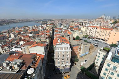 İSTANBUL, TÜRKÇE - 07 Ekim 2020. İstanbul 'un silüeti. Galata kulesinden kuzeybatıya bak. Beyoğlu Mahallesi 'ndeki Buyuk Hendek Caddesi. İstanbul, Türkiye.