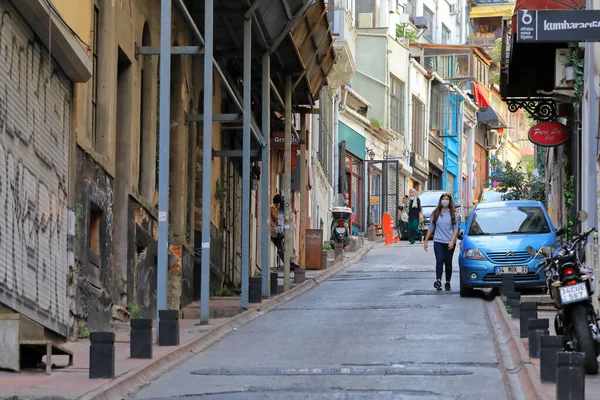 Vista de la calle Kumbaraci durante la pandemia. Barrio de Beyoglu, ciudad de Estambul, Turquía. —  Fotos de Stock