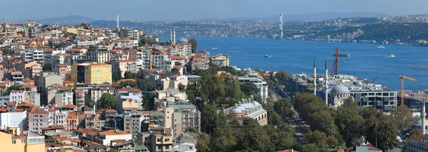 İstanbul 'un silüeti. Galata Kulesi 'nden Güneydoğu' ya panoramik görüş. Boğaz üzerindeki Boğaz Köprüsü 'nün manzarası. İstanbul, Türkiye.