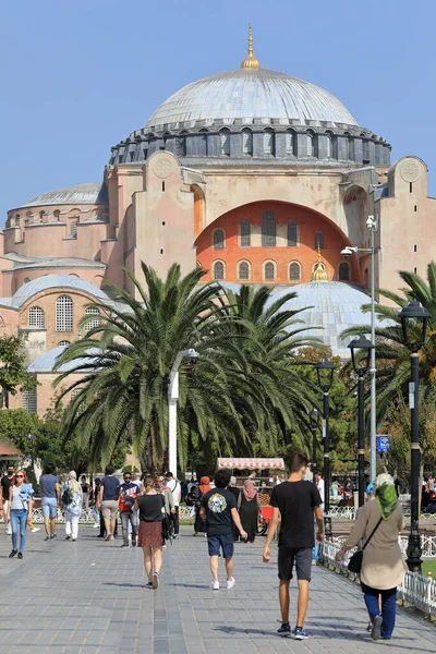 Pessoas que caminham em frente à Grande Mesquita de Santa Sofia. Istambul, Turquia. — Fotografia de Stock