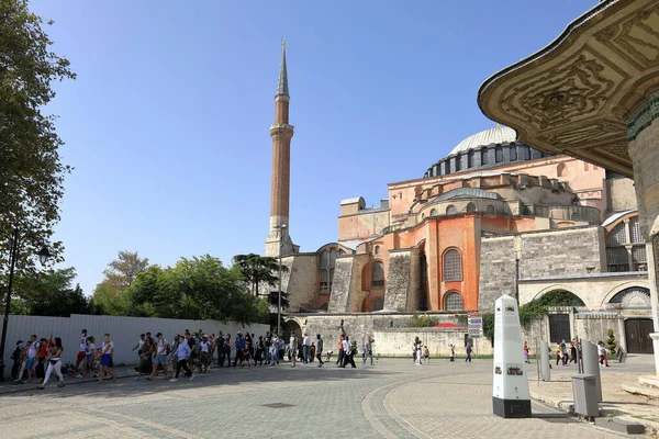 Istanbul Turkey 2020年10月5日 ハギアソフィアの前に観光客の大きなグループとグレートスクエアでスルタンアーメド3世の噴水 トルコのイスタンブール市スルタナメット地区 — ストック写真