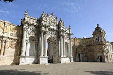 19. yüzyılın Dolmabahce Sarayı. Hazine Kapısı 'nın dış cephesi. Beşiktaş ilçesi, İstanbul kenti, Türkiye.