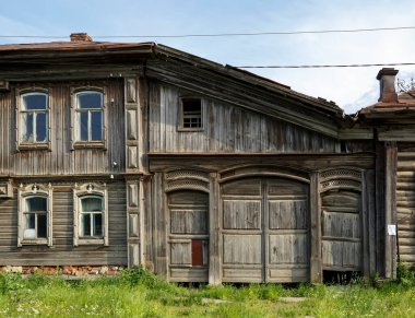 Eski bir Rus geleneksel ahşap evi ve oymalı bir yüzü var. Çürük ev. Vad köyü, Sverdlovsk oblast, Ural bölgesi, Rusya.
