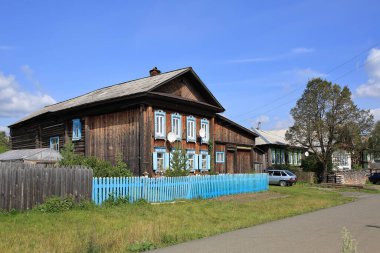 Yazın Rus köyü. Eski iki katlı, oyulmuş pencereli eski ahşap evleri görmek. Visim Köyü, Sverdlovsk oblast, Urallar, Rusya.