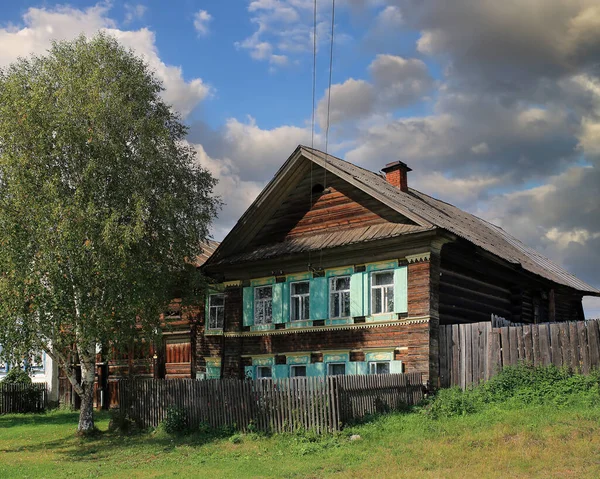 Blick auf das historische traditionelle Holzhaus mit geschnitzten Fenstern. Dorf Visim, Russland. — Stockfoto