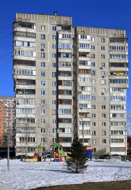 Modern oyun parkı olan çok katlı bir apartmanın avlusu. Balashikha, Moskova bölgesi, Rusya.