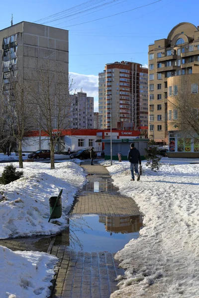 Балашиха Россия Марта 2021 Года Весной Жилом Районе Снег Тает — стоковое фото