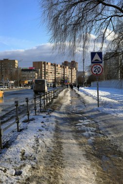 BALASHIKHA, Rusya- 19 Mart 2021. Baharda güneşli bir günde yerleşim yeri. Erimiş kar ve buzla kaplı kirli kaldırım. Balashikha şehri, Moskova bölgesi, Rusya.