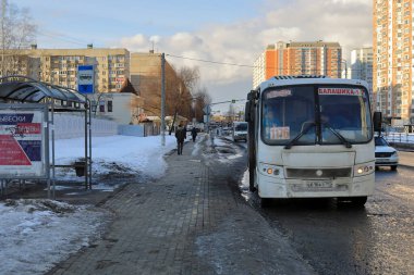 BALASHIKHA, Rusya- 19 Mart 2021. İlkbahar şehirde. Toplu taşıma durağı manzarası. Balashikha Şehri, Moskova Oblastı, Rusya.