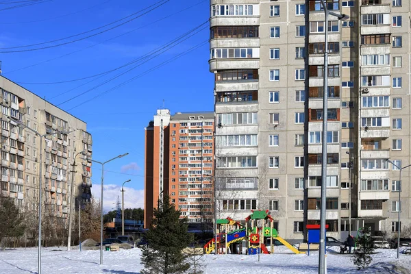 近代的な遊び場と高層住宅の建物の中庭の眺め 典型的なプラテンバウ ロシアのモスクワ地方バラシカ市 — ストック写真