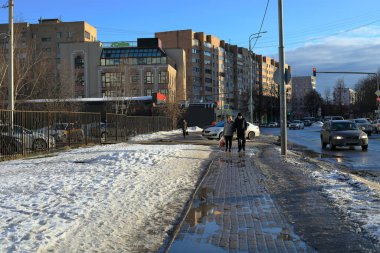 BALASHIKHA, Rusya- 19 Mart 2021. Baharda güneşli bir günde yerleşim yeri. Kaldırımda eriyen karlar. Balashikha Şehri, Moskova Oblastı, Rusya.