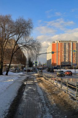 BALASHIKHA, Rusya- 19 Mart 2021. İlkbaharda bir yerleşim yeri. Sokaklarda kar eriyor. Balashikha Şehri, Moskova Oblastı, Rusya.