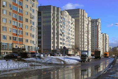 BALASHIKHA, Rusya- 19 Mart 2021. Baharda yeni yerleşim yerleri. Sokaklarda kar eriyor. Balashikha Şehri, Moskova Oblastı, Rusya.