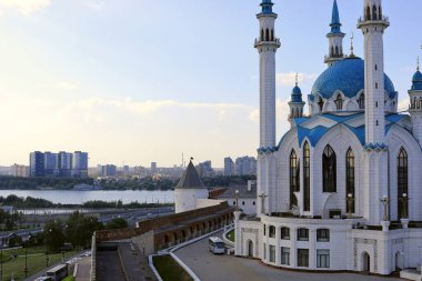 Kazan Kremlin 'deki Kul Şerif Camii manzarası ve gün batımında Kazanka nehrinin seti. Kazan şehri, Tataristan Cumhuriyeti, Rusya Federasyonu