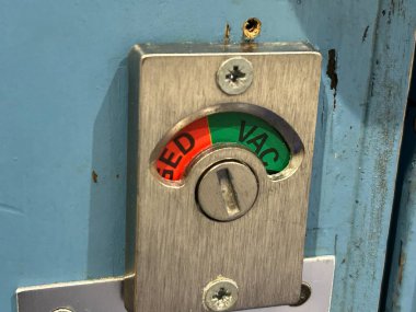 Metal Tuvalet Kırmızı ve Yeşil Kilitlenmiş Boş Gösterge