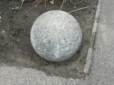 Kentsel kaldırım manzarasında yuvarlak Granit Bollard: Pavement Edge tarafından yıpranmış taş top