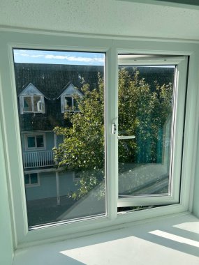 Parlak Beyaz Pencere Güneş Işıklı Odanın İçinden Ağaçlara ve Komşu Evlere Bakış