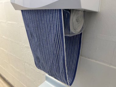 Banyoda el kurutmak için kumaş rulo makinesi.