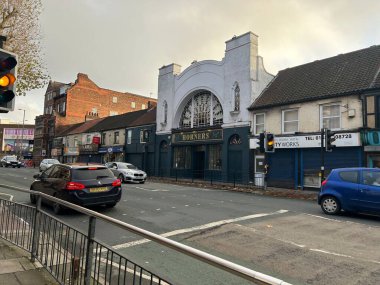 Hull, East Yorkshire, UK, November 13th Anlaby Rd, Busy Street With Historic Market Building And Row Of Shops