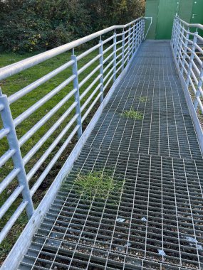 Grated Floor 'da Çimen Büyüyen Endüstriyel Metal Yürüyüş Rampası