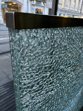Kentsel Sokak Ayarlarında Metal Üst Demiryolu ile Parçalanmış Cam Panel, Doku Ayrıntılarını Kapat
