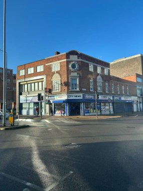 Leicester, Leicestershire, İngiltere, 19 Aralık 2025, Belgrave Gate, Bright Brick Corner Binası.