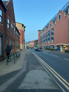 Loughborough, Leicestershire, İngiltere, 20 Aralık 2025, Woodgate, Urban Street Scene with Red Brick Buildings, Cars, Pedestrians