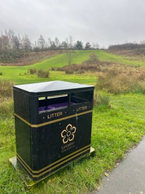 Leicester, Leicestershire, İngiltere 7 Aralık 2025, WaterMead Country Park, Gri Gök Altında Yeşil Çimenler Altındaki Sessiz Park Yolu
