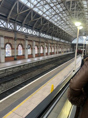 Manchester, Greater Manchester, İngiltere, 29 Kasım 2025, Tarihi Demir Çatı ve Yürüyen Yürüyen Yürüyen Yürüyen Yürüyen Yürüyen Yürüyen Yürüyen Yürüyen Yürüyen Yürüyen Yürüteçler ile Yoğun Tren İstasyonu