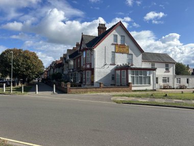 Skegness, Hughnshire, İngiltere, 26 Eylül 2025, Scarborough Bulvarı, White Village House Row with Red Trim in Sunny Coastal Street Scene