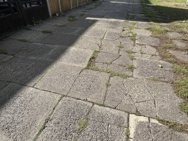 Çatlamış Beton Kaldırımlı Çimen Yamalı Açık Hava Yolunda