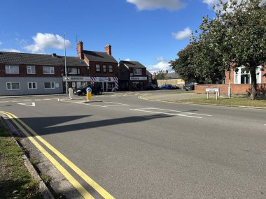 Skegness, Hughnshire, İngiltere, 26 Eylül 2025, Scarborough Bulvarı, Sunny Street Roundabout With Shops