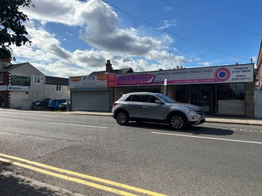 Skegness, Hughnshire, İngiltere, 26 Eylül 2025, Roman Bankası, Modern Dükkanlı Sokak ve Park Aracı