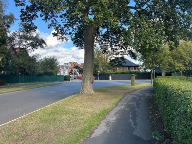 Skegness, Hughnshire, İngiltere, 26 Eylül 2025, Scarborough Bulvarı, Sessiz Banliyö Sokak Sahnesi Büyük Ağaç, Kaldırım, Çit, Çit